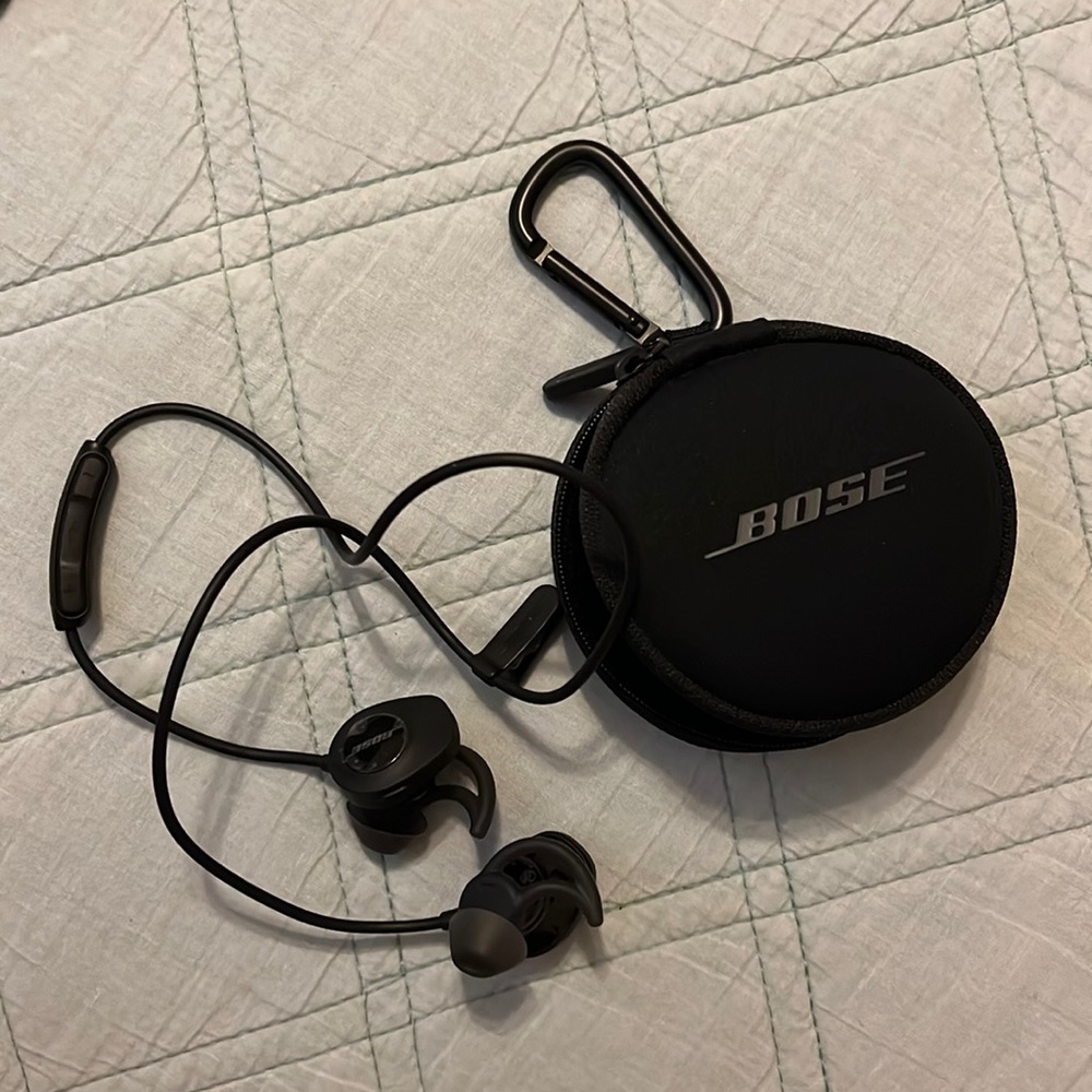 ** BOSE ear bud headphones, NWOT, all black with case.**